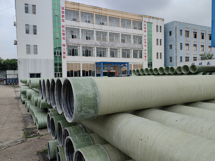 新疆连续缠绕玻璃钢夹砂管_污水处理防腐管道